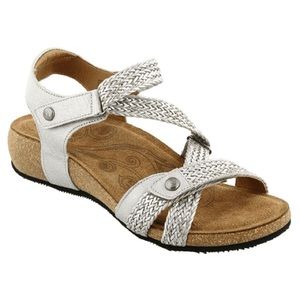 Taos Trulie Silver Leather Sandals Womens 40 (9-9.5)